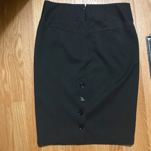 Express size 4 pencil skirt.  Worn once. Buttons open. - Picture 2 of 3